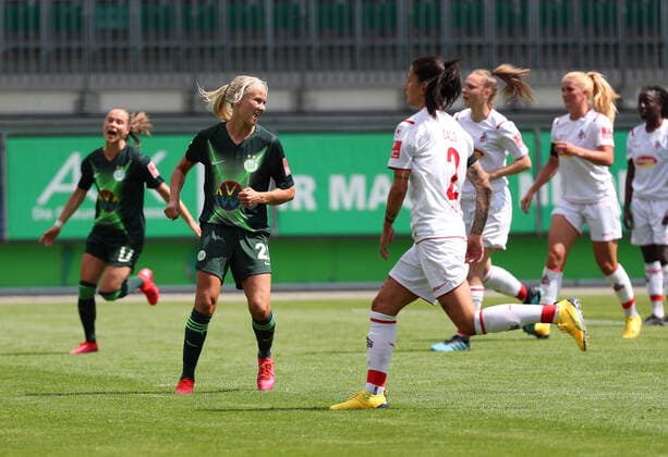 Wolfsburg vs Köln, BL Frauen Wolfsburg, Deutschland, 29.05.2020, FUßBALL - VfL Wolfsburg vs 1. FC Köln, Flyeralarm Frauen Bundesliga, Saison 2019 20. Pernille Harder (VfL Wolfsburg) jubelt mit der Mannschaft nach ihrem Elfmetertor zum 1:0. Wolfsburg
