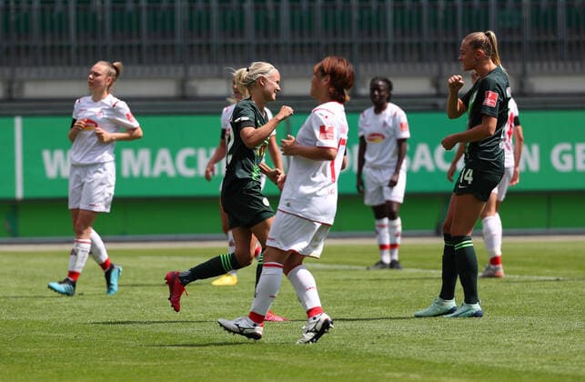 Wolfsburg vs Köln, BL Frauen Wolfsburg, Deutschland, 29.05.2020, FUßBALL - VfL Wolfsburg vs 1. FC Köln, Flyeralarm Frauen Bundesliga, Saison 2019 20. Pernille Harder (VfL Wolfsburg) jubelt mit der Mannschaft nach ihrem Elfmetertor zum 1:0. Wolfsburg