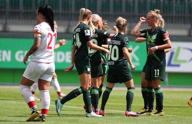 Wolfsburg vs Köln, BL Frauen Wolfsburg, Deutschland, 29.05.2020, FUßBALL - VfL Wolfsburg vs 1. FC Köln, Flyeralarm Frauen Bundesliga, Saison 2019 20. Pernille Harder (VfL Wolfsburg) jubelt mit der Mannschaft nach ihrem Elfmetertor zum 1:0. Wolfsburg