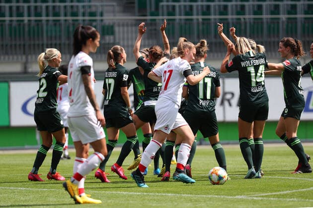 Wolfsburg vs Köln, BL Frauen Wolfsburg, Deutschland, 29.05.2020, FUßBALL - VfL Wolfsburg vs 1. FC Köln, Flyeralarm Frauen Bundesliga, Saison 2019 20. Pernille Harder (VfL Wolfsburg) jubelt mit der Mannschaft nach ihrem Elfmetertor zum 1:0. Wolfsburg