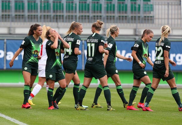 Wolfsburg vs Köln, BL Frauen Wolfsburg, Deutschland, 29.05.2020, FUßBALL - VfL Wolfsburg vs 1. FC Köln, Flyeralarm Frauen Bundesliga, Saison 2019 20. Svenja Huth (VfL Wolfsburg) jubelt mit der Mannschaft nach ihrem Tor zum 2:0 Wolfsburg