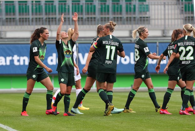 Sport Bilder des Tages Wolfsburg vs Köln, BL Frauen Wolfsburg, Deutschland, 29.05.2020, FUßBALL - VfL Wolfsburg vs 1. FC Köln, Flyeralarm Frauen Bundesliga, Saison 2019 20. Svenja Huth (VfL Wolfsburg) jubelt mit der Mannschaft nach ihrem Tor zum 2:0 Wolfsburg