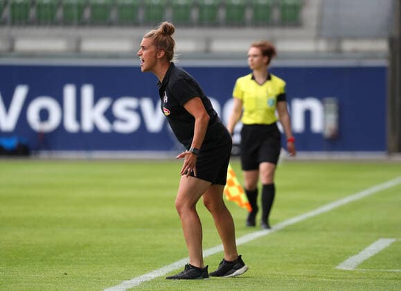 Wolfsburg vs Köln, BL Frauen Wolfsburg, Deutschland, 29.05.2020, FUßBALL - VfL Wolfsburg vs 1. FC Köln, Flyeralarm Frauen Bundesliga, Saison 2019 20. Co Trainer Mirella Junker (Köln) lautstark an der Seitenlinie, gestikulierend Wolfsburg