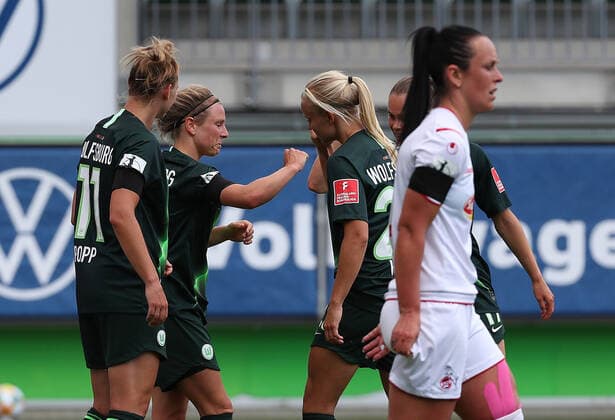 Wolfsburg vs Köln, BL Frauen Wolfsburg, Deutschland, 29.05.2020, FUßBALL - VfL Wolfsburg vs 1. FC Köln, Flyeralarm Frauen Bundesliga, Saison 2019 20. Svenja Huth (VfL Wolfsburg) jubelt mit der Mannschaft nach ihrem Tor zum 2:0 Wolfsburg