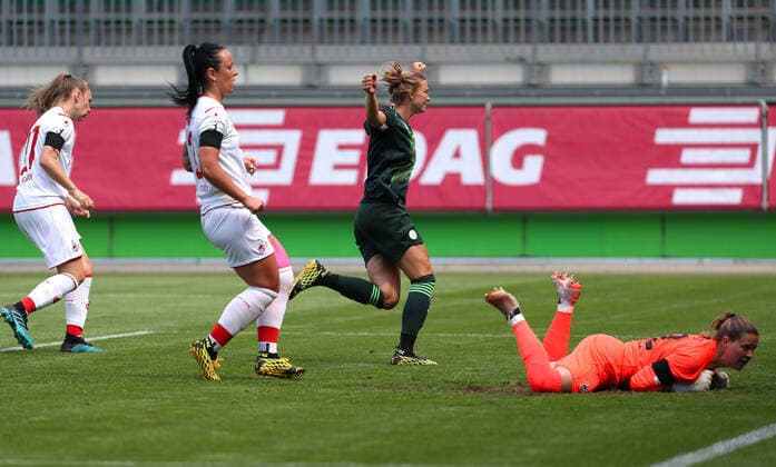Wolfsburg vs Köln, BL Frauen Wolfsburg, Deutschland, 29.05.2020, FUßBALL - VfL Wolfsburg vs 1. FC Köln, Flyeralarm Frauen Bundesliga, Saison 2019 20. Alexandra Popp (VfL Wolfsburg) jubelt mit der Mannschaft nach ihrem Tor zum 3:0, Torfrau Elvira Herzog (Köln), Peggy Nietgen (Köln) Wolfsburg