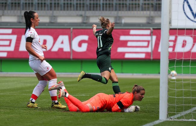 Wolfsburg vs Köln, BL Frauen Wolfsburg, Deutschland, 29.05.2020, FUßBALL - VfL Wolfsburg vs 1. FC Köln, Flyeralarm Frauen Bundesliga, Saison 2019 20. Alexandra Popp (VfL Wolfsburg) jubelt mit der Mannschaft nach ihrem Tor zum 3:0, Torfrau Elvira Herzog (Köln) Wolfsburg