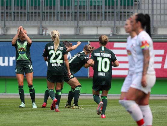 Wolfsburg vs Köln, BL Frauen Wolfsburg, Deutschland, 29.05.2020, FUßBALL - VfL Wolfsburg vs 1. FC Köln, Flyeralarm Frauen Bundesliga, Saison 2019 20. Alexandra Popp (VfL Wolfsburg) jubelt mit der Mannschaft nach ihrem Tor zum 3:0 Wolfsburg