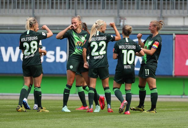 Wolfsburg vs Köln, BL Frauen Wolfsburg, Deutschland, 29.05.2020, FUßBALL - VfL Wolfsburg vs 1. FC Köln, Flyeralarm Frauen Bundesliga, Saison 2019 20. Alexandra Popp (VfL Wolfsburg) jubelt mit der Mannschaft nach ihrem Tor zum 3:0 Wolfsburg