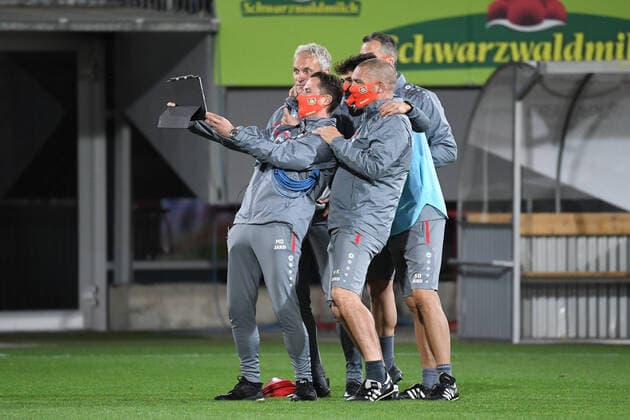 Bilder des Jahres 2020, Sport 05 Mai Sport Themen der Woche KW22 Sport Bilder des Tages SC Freiburg - Bayer 04 Leverkusen, 29.05.2020 Betreuer von Bayer Leverkusen machen ein Selfie nach dem Sieg. Fussball: 1. Bundesliga: Saison 19 20: 29. Spieltag: SC Freiburg - Bayer 04 Leverkusen, 29.05.2020 Foto: Markus Gilliar GES POOL Nur für journalistische Zwecke! Only for editorial use! Gemäß den Vorgaben der DFL Deutsche Fußball Liga ist es untersagt, in dem Stadion und oder vom Spiel angefertigte Fotoaufnahmen in Form von Sequenzbildern und oder videoähnlichen Fotostrecken zu verwerten bzw. verwerten zu lassen. DFL regulations prohibit any use of photographs as image sequences and or quasi-video. National and international news-agencies out. Freiburg BW Deutschland *** SC Freiburg Bayer 04 Leverkusen, 29 05 2020 Coaches of Bayer Leverkusen make a selfie after the win Sport Fussball 1 Bundesliga Season 19 20 29 Matchday SC Freiburg Bayer 04 Leverkusen, 29 05 2020 Photo Markus Gilliar GES POOL Only for journalistic purposes Only for editorial use According to the regulations of the DFL Deutsche Fußball Liga it is prohibited, to use or have used photographs taken in the stadium and or of the match in the form of sequence images and or video-like photo sequences DFL regulations prohibit any use of photographs as image sequences and or quasi video National and international news agencies out Freiburg BW Germany Poolfoto Markus Gilliar GES POOL ,EDITORIAL USE ONLY