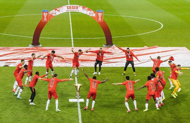 Bilder des Jahres 2020, Sport 05 Mai Sport Themen der Woche KW22 29.05.2020, Woerthersee Stadion, Klagenfurt, AUT, UNIQA OeFB Cup, FC Red Bull Salzburg vs SC Austria Lustenau, Finale, im Bild Salzburger Spieler jubeln mit dem Siegerpokal Salzburg players cheer with the winner s trophy during the Final match of the OeFB Uniqa Cup between FC Red Bull Salzburg and SC Austria Lustenau at the Woerthersee Stadion in Klagenfurt, Austria on 2020 05 29. Klagenfurt *** 29 05 2020, Woerthersee Stadium, Klagenfurt, AUT, UNIQA OeFB Cup, FC Red Bull Salzburg vs SC Austria Lustenau, Final, in the picture Salzburg players cheer with the winners trophy during the Final match of the OeFB Uniqa Cup between FC Red Bull Salzburg and SC Austria Lustenau at the Woerthersee Stadium in Klagenfurt, Austria on 2020 05 29 Klagenfurt  EP_gro  