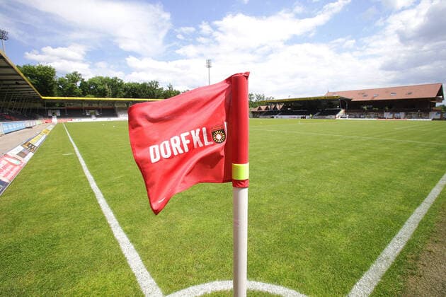 Fußball, Stadiongeschichte SG Sonnenhof Großaspach Fußball 3.Liga SG Sonnenhof Großaspach vs. SpVgg Unterhaching Fußball 3.Liga SG Sonnenhof Großaspach vs. SpVgg Unterhaching, Eckfahne, Übersicht, Stadionübersicht Pressefoto Baumann Hansjürgen Britsch Pool Nur für journalistische Zwecke! Only for editorial use! Gemäß den Vorgaben der DFL Deutsche Fußball Liga ist es untersagt, in dem Stadion und oder vom Spiel angefertigte Fotoaufnahmen in Form von Sequenzbildern und oder videoähnlichen Fotostrecken zu verwerten bzw. verwerten zu lassen. DFL regulations prohibit any use of photographs as image sequences and or quasi-video Aspach Baden-Württemberg Deutschland