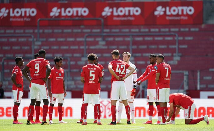 Fussball Team Mainz vor leeren Raengen in der Opel Arena Mainz, 30.05.2020, Fussball Bundesliga, 1. FSV Mainz 05 - TSG 1899 Hoffenheim Mainz (DFL regulations prohibit any use of photographs as image sequences and or quasi-video)