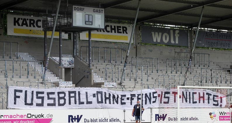 Fußball, Stadiongeschichte SG Sonnenhof Großaspach SG Sonnenhof Grpßaspach-SpVgg Unterhaching 30.05.2020 Fan-Transparent in der mechatronik-Arena . Fussball: LIGA: Saison 19 20: SG Sonnenhof Großaspach-SpVgg Unterhaching, 30.05.2020. Foto: RALF POLLER AVANTI POOL Nur für journalistische Zwecke! Only for editorial use! Gemäß den Vorgaben der DFL Deutsche Fußball Liga ist es untersagt, in dem Stadion und oder vom Spiel angefertigte Fotoaufnahmen in Form von Sequenzbildern und oder videoähnlichen Fotostrecken zu verwerten bzw. verwerten zu lassen. DFL regulations prohibit any use of photographs as image sequences and or quasi-video. Großaspach mechatronik Arena Baden-Württemberg Deutschland