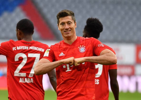 Bilder des Jahres 2020, Sport 05 Mai Sport Themen der Woche KW22 Sport Bilder des Tages 1.Bundesliga FC BAYERN MUENCHEN - FORTUNA DUESSELDORF Muenchen, Deutschland, 30. Mai 2020, Torjubel um Robert LEWANDOWSKI (M) nach seinem 4:0, Alphonso DAVIES, FCB 19 beim Spiel 1.Bundesliga FC BAYERN MUENCHEN - FORTUNA DUESSELDORF in der Saison 2019 2020 am 29.Spieltag. Foto: Frank Hoermann Sven Simon Pool via Peter Schatz - DFL REGULATIONS PROHIBIT ANY USE OF PHOTOGRAPHS as IMAGE SEQUENCES and or QUASI-VIDEO - National and international News-Agencies OUT Editorial Use ONLY München Allianz Arena Bayern Deutschland *** 1 Bundesliga FC BAYERN MUENCHEN FORTUNA DUESSELDORF Munich, Germany, 30 May 2020, goal celebration for Robert LEWANDOWSKI M after his 4 0, Alphonso DAVIES, FCB 19 at Match 1 Bundesliga FC BAYERN MUENCHEN FORTUNA DUESSELDORF in the 2019 2020 season on 29 matchday Photo Frank Hoermann Sven Simon Pool via Peter Schatz DFL REGULATIONS PROHIBIT ANY USE OF PHOTOGRAPHS as IMAGE SEQUENCES and or QUASI VIDEO National and international News Agencies OUT Editorial Use ONLY Munich Allianz Arena Bayern Deutschland Poolfoto Frank Hoermann Sven Simon Pool via Peter Schatz ,EDITORIAL USE ONLY