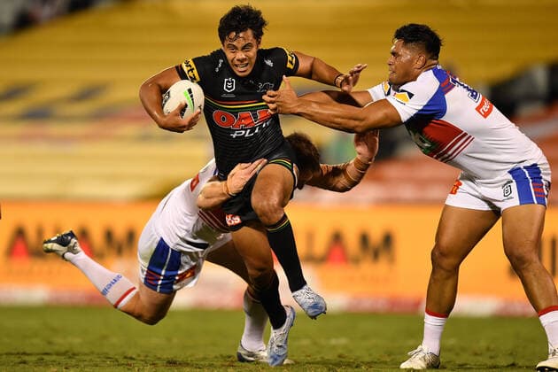 Bilder des Jahres 2020, Sport 05 Mai Sport Themen der Woche KW22 Sport Bilder des Tages NRL PANTHERS KNIGHTS, Jarome Luai of the Panthers is tackled by Tim Glasby of the Knights during the Round 3 NRL match between the Penrith Panthers and the Newcastle Knights at Campbelltown Stadium in Sydney, Sunday, May 31, 2020. ( NO ARCHIVING, EDITORIAL USE ONLY, NO USE IN BOOKS WITHOUT CONSENT SYDNEY NSW AUSTRALIA  Copyright: xDEANxLEWINSx 20200531001471372111