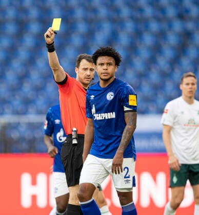 Fussball 1. Bundesliga FC Schalke 04 - Werder Bremen Schiedsrichter Felix ZWAYER l. zeigt Weston McKENNIE (GE) die gelbe Karte, Fussball 1. Bundesliga, 29.Spieltag, FC Schalke 04 (GE) - SV Werder Bremen (HB), am 30.05.2020 in Gelsenkirchen Deutschland. Foto: AnkeWaelischmiller SVEN SIMON Pool EDITORIAL USE ONLY DFL regulations prohibit any use of photographs as image sequences and or quasi-video National and international News- Agencies OUT Gelsenkirchen Veltins-Arena NRW Deutschland *** Football 1 Bundesliga FC Schalke 04 Werder Bremen Referee Felix ZWAYER l shows Weston McKENNIE GE the yellow card, Football 1 Bundesliga, 29 Matchday, FC Schalke 04 GE SV Werder Bremen HB , on 30 05 2020 in Gelsenkirchen Germany Photo AnkeWaelischmiller SVEN SIMON Pool EDITORIAL USE ONLY DFL regulations prohibit any use of photographs as image sequences and or quasi video National and international News Agencies OUT Gelsenkirchen Veltins Arena NRW Germany Poolfoto SVEN SIMON Anke Waelischmiller ,EDITORIAL USE ONLY