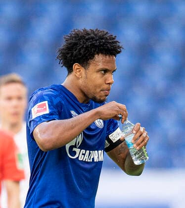 Fussball 1. Bundesliga FC Schalke 04 - Werder Bremen Weston McKENNIE (GE) mit einer Armbinde Justice for George Floyd (Gerechtigkeit fuer George Floyd ), Fussball 1. Bundesliga, 29.Spieltag, FC Schalke 04 (GE) - SV Werder Bremen (HB), am 30.05.2020 in Gelsenkirchen Deutschland. Foto: AnkeWaelischmiller SVEN SIMON Pool EDITORIAL USE ONLY DFL regulations prohibit any use of photographs as image sequences and or quasi-video National and international News- Agencies OUT Gelsenkirchen Veltins-Arena NRW Deutschland *** Football 1 Bundesliga FC Schalke 04 Werder Bremen Weston McKENNIE GE with an armband Justice for George Floyd Justice for George Floyd , Football 1 Bundesliga, 29 Matchday, FC Schalke 04 GE SV Werder Bremen HB , on 30 05 2020 in Gelsenkirchen Germany Photo AnkeWaelischmiller SVEN SIMON Pool EDITORIAL USE ONLY DFL regulations prohibit any use of photographs as image sequences and or quasi video National and international News Agencies OUT Gelsenkirchen Veltins Arena NRW Germany Poolfoto SVEN SIMON Anke Waelischmiller ,EDITORIAL USE ONLY