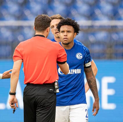 Fussball 1. Bundesliga FC Schalke 04 - Werder Bremen Weston McKENNIE (GE) mit einer Armbinde Justice for George Floyd (Gerechtigkeit fuer George Floyd ), Schiedsrichter Felix ZWAYER l. Fussball 1. Bundesliga, 29.Spieltag, FC Schalke 04 (GE) - SV Werder Bremen (HB), am 30.05.2020 in Gelsenkirchen Deutschland. Foto: AnkeWaelischmiller SVEN SIMON Pool EDITORIAL USE ONLY DFL regulations prohibit any use of photographs as image sequences and or quasi-video National and international News- Agencies OUT Gelsenkirchen Veltins-Arena NRW Deutschland *** Football 1 Bundesliga FC Schalke 04 Werder Bremen Weston McKENNIE GE with an armband Justice for George Floyd Justice for George Floyd , Referee Felix ZWAYER l Football 1 Bundesliga, 29 Matchday, FC Schalke 04 GE SV Werder Bremen HB , on 30 05 2020 in Gelsenkirchen Germany Photo AnkeWaelischmiller SVEN SIMON Pool EDITORIAL USE ONLY DFL regulations prohibit any use of photographs as image sequences and or quasi video National and international News Agencies OUT Gelsenkirchen Veltins Arena NRW Germany Poolfoto SVEN SIMON Anke Waelischmiller ,EDITORIAL USE ONLY