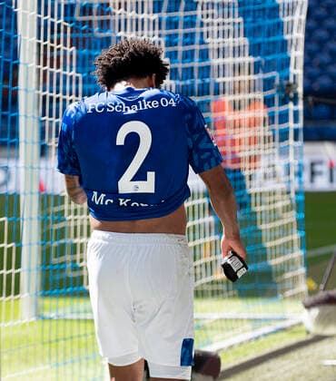 Fussball 1. Bundesliga FC Schalke 04 - Werder Bremen Weston McKENNIE (GE) mit einer Armbinde Justice for George Floyd (Gerechtigkeit fuer George Floyd ), Auswechslung, Fussball 1. Bundesliga, 29.Spieltag, FC Schalke 04 (GE) - SV Werder Bremen (HB), am 30.05.2020 in Gelsenkirchen Deutschland. Foto: AnkeWaelischmiller SVEN SIMON Pool EDITORIAL USE ONLY DFL regulations prohibit any use of photographs as image sequences and or quasi-video National and international News- Agencies OUT Gelsenkirchen Veltins-Arena NRW Deutschland *** Football 1 Bundesliga FC Schalke 04 Werder Bremen Weston McKENNIE GE with an armband Justice for George Floyd Justice for George Floyd, substitution, Football 1 Bundesliga, 29 Matchday, FC Schalke 04 GE SV Werder Bremen HB , on 30 05 2020 in Gelsenkirchen Germany Photo AnkeWaelischmiller SVEN SIMON Pool EDITORIAL USE ONLY DFL regulations prohibit any use of photographs as image sequences and or quasi video National and international News Agencies OUT Gelsenkirchen Veltins Arena NRW Germany Poolfoto SVEN SIMON Anke Waelischmiller ,EDITORIAL USE ONLY