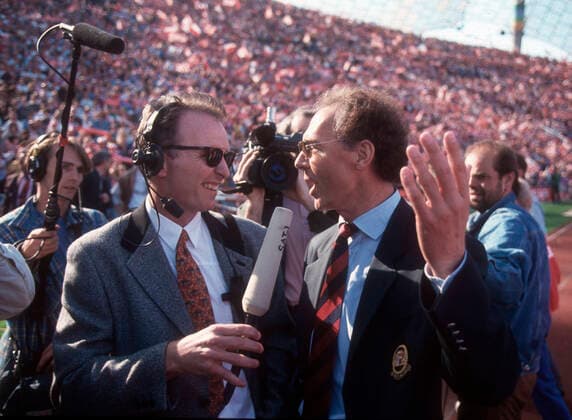 Der frischgebackene Meistertrainer Franz Beckenbauer (FC Bayern München) wird interviewt Aufn.08.05.1994. *** Franz Beckenbauer FC Bayern Munich, the new champion coach, is interviewed on 08 05 1994 HM