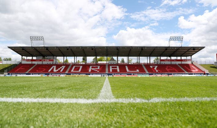 Zwickau, 30.05.2020, Stadion Zwickau, Fussball, 3.Liga, 28.Spieltag , FSV Zwickau vs. FC Hansa Rostock , Im Bild: Spiel vor leeren Tribünen auf Grund der Coronakrise. Gegengerade mit dem Schriftzug Moral? . , Gemäß den Vorgaben des DFB Deutscher Fussballbund ist es untersagt, in dem Stadion und oder vom Spiel angefertigte Fotoaufnahmen in Form von Sequenzbildern und oder videoähnlichen Fotostrecken zu verwerten bzw. verwerten zu lassen.