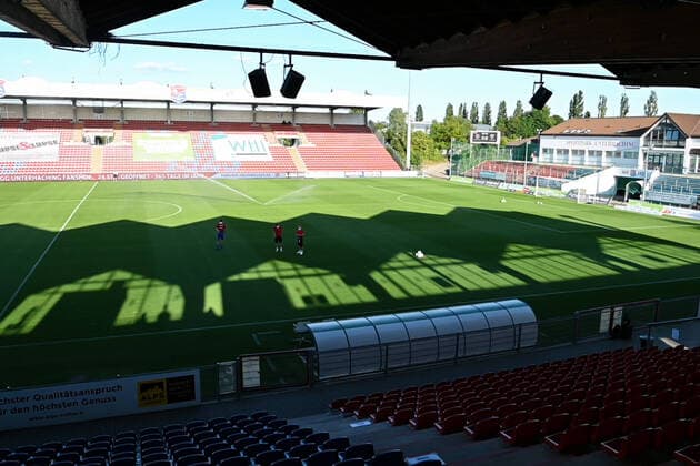 Fußball, Stadiongeschichte SpVgg Unterhaching Blick von der Tribüne auf das Spielfeld, Geisterspiel, Fußballspiel ohne Zuschauer während der Coronakrise, 02.06.2020, Unterhaching (Deutschland), Fussball, 3. Liga, SpVgg Unterhaching - FC Ingolstadt 04, DFB DFL REGULATIONS PROHIBIT ANY USE OF PHOTOGRAPHS AS IMAGE SEQUENCES AND OR QUASI-VIDEO.