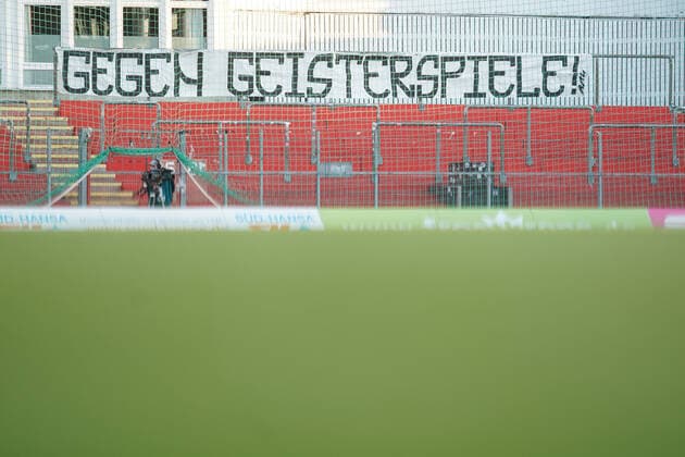 Fußball, Stadiongeschichte SpVgg Unterhaching 3. Liga - SpVgg Unterhaching - FC Ingolstadt 04 - Fan Banner Gegen Geisterspiele 3. Liga - FC Ingolstadt 04 Saison 2019 2020 SpVgg Unterhaching