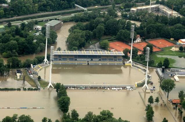 Bildnummer: 59754210 Datum: 03.06.2013 Copyright: imago Karina Hessland Hochwasser JENA, 03.06.2013, Hochwasser in Thüringen, das Ernst-Abbe-Sportfeld Stadion in der Oberaue steht unter Wasser das Wasser läuft durch den Überlauf auf die umliegenden Wiesen und Felder Gesellschaft Naturkatastrophe Hochwasser Flut GER xcb x0x 2013 quer premiumd Luftbild Flugbild Luftaufnahme Luftbilder Europa Deutschland Thüringen jAHRESZEIT wETTER aerial views Europe Germany Thuringia season weather Übersicht Wassermassen Flut Wasser Regenfälle schwere Regenfälle Überschwemmung überflutet Überflutung 59754210 Date 03 06 2013 Copyright Imago Karina Hessland Floods Jena 03 06 2013 Floods in Thuringia the Ernst Abbe Sports field Stadium in the is under Water the Water runs through the Overflow on the surrounding Meadows and Fields Society Natural disaster Floods Flood ger x0x 2013 horizontal premiumd Luftbild Aerial photo Air intake Aerial photos Europe Germany Thuringia Season Weather Aerial Views Europe Germany Thuringia Season Weather Overview Water masses Flood Water Rains serious Rains Flooding flooded Flooding