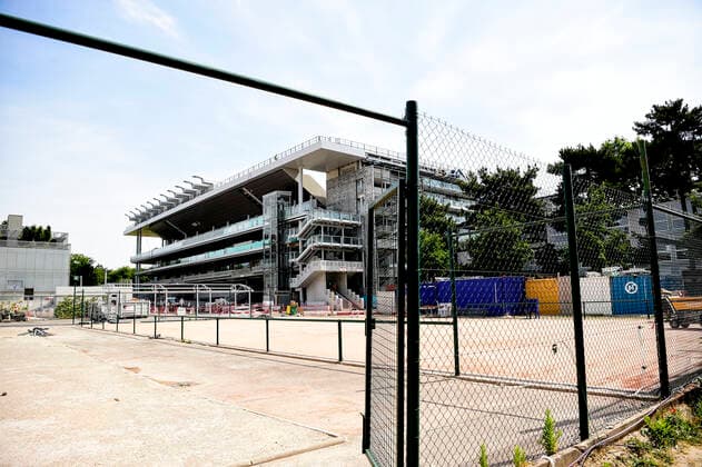 Travaux en cours sur le central de Roland Garros avec l avancee de la pose du toit sur le court Philippe Chatrier NEWS : Travaux en cours a Roland Garros - Paris - 03 06 2020 JBAutissier Panoramic 