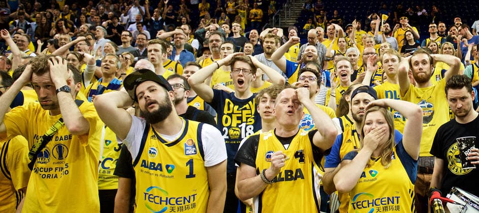 17.05.2018 easyCredit-BBL Alba Berlin vs Oldenburg Saison 2017 2018 Playoffs Viertelfinale Spiel 5 Basketball Berlin 17.05.2018 easyCredit-BBL 1. Bundesliga Saison 2017 2018 Playoffs Viertelfinale Spiel 5 Alba Berlin - EWE Baskets Oldenburg Alba Fans fassungslos Berlin Deutschland