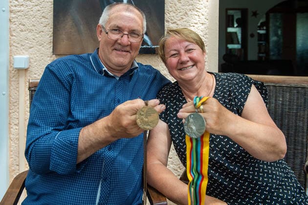 Bilder des Jahres 2020, Sport 06 Juni Sport Themen der Woche KW23 Besuch bei den Wartenbergs in Bülzig Frank Wartenberg ist ein ehemaliger deutscher Leichtathlet, der für die DDR startend bei den Olympischen Spielen 1976 die Bronzemedaille im Weitsprung gewann. Christiane Wartenberg, geb. Stoll , ist eine ehemalige deutsche Leichtathletin. Sie gewann bei den Olympischen Sommerspielen 1980 in Moskau für die DDR die Silbermedaille im 1500-Meter-Lauf. Ihre Zeit von 3:57,71 min ist noch heute gültiger deutscher Rekord. Halle Saale Sachsen-Anhalt Deutschland *** Visit to the Wartenbergs in Bülzig Frank Wartenberg is a former German athlete who started for the GDR at the 1976 Olympic Games and won the bronze medal in the long jump Christiane Wartenberg, née Stoll, is a former German athlete She won the silver medal in the 1500m at the 1980 Summer Olympics in Moscow for the GDR Her time of 3 57.71 min is still a valid German record Halle Saale Sachsen Anhalt Germany
