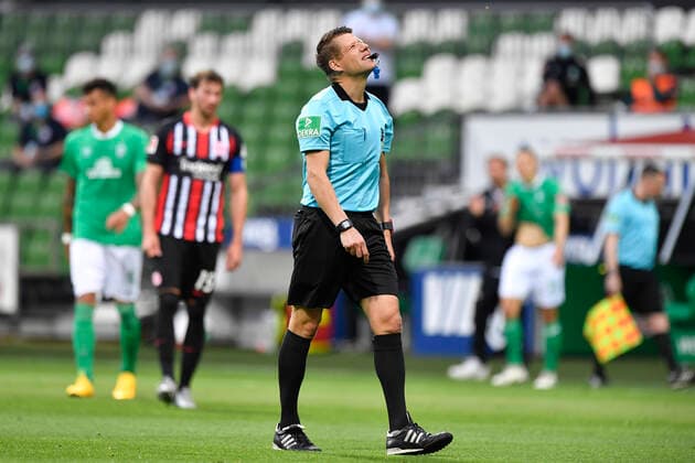 Sport Themen der Woche KW23 Sport Bilder des Tages Werder Bremen - Eintracht Frankfurt Fußball, 1. Bundesliga 2019 20, Werder Bremen - Eintracht Frankfurt: Schiedsrichter Patrick Ittrich Photo: Elmar Kremser Sven Simon Pool via xim.gs DFL regulations prohibit any use of photographs as image sequences and or quasi-video. Editorial use only. National and international news agencies out. Bremen Deutschland *** Werder Bremen Eintracht Frankfurt Football, 1 Bundesliga 2019 20, Werder Bremen Eintracht Frankfurt Referee Patrick Ittrich Photo Elmar Kremser Sven Simon Pool via xim gs DFL regulations prohibit any use of photographs as image sequences and or quasi video Editorial use only National and international news agencies out Bremen Germany Poolfoto xim.gs ,EDITORIAL USE ONLY