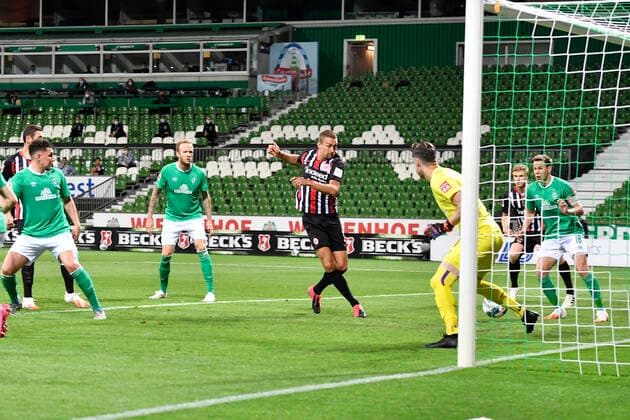 Werder Bremen - Eintracht Frankfurt Fußball, 1. Bundesliga 2019 20, Werder Bremen - Eintracht Frankfurt: Stefan ILSANKER (Eintracht Frankfurt) schiesst das Tor zum 0-2 gegen Torwart Jiri PAVLENKA (Werder Bremen). Photo: Elmar Kremser Sven Simon Pool via xim.gs DFL regulations prohibit any use of photographs as image sequences and or quasi-video. Editorial use only. National and international news agencies out. Bremen Deutschland
