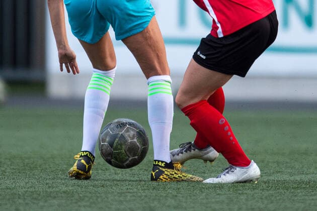 Rheda-Wiedenbrück, Deutschland 03.06.2020: DFB-Pokal Frauen - Viertelfinale 2019 2020 - FSV Gütersloh 2009 vs. VfL Wolfsburg Feature Zweikampf Rheda-Wiedenbrück Nordrhein-Westfalen Deutschland Tönnies Arena *** Rheda Wiedenbrück, Germany 03 06 2020 DFB Cup Womens Quarterfinal 2019 2020 FSV Gütersloh 2009 vs VfL Wolfsburg Feature Duel Rheda Wiedenbrück North Rhine-Westphalia Germany Tönnies Arena