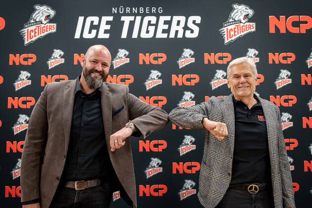 Bilder des Jahres 2020, Sport 06 Juni Sport Themen der Woche KW23 Sport Bilder des Tages 04.06.2020 - Eishockey - Saison 2020 2021 - DEL - Pressekonferenz Nürnberg Ice Tigers - ThHa - Wolfgang Gastner (Geschäftsführer, Geschaeftsfuehrer, Nürnberg Ice Tigers ) Peter Söll (Geschäftsführer NCP Engineering GmbH ) lächelt *** 04 06 2020 Ice Hockey Season 2020 2021 DEL Press Conference Nuremberg Ice Tigers ThHa Wolfgang Gastner Managing Director, Managing Director, Nuremberg Ice Tigers Peter Söll Managing Director NCP Engineering GmbH smiles