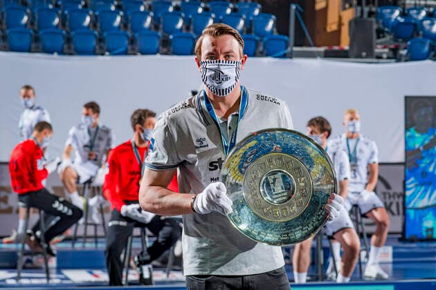 Bilder des Jahres 2020, Sport 06 Juni Sport Themen der Woche KW23 Sport Bilder des Tages HANDBALL 2019 20: Übergabe der Meisterschale in der LIQUI MOLY HBL Kiel, 4. Juni 2020. Der THW Kiel ist neuer deutscher Handball-Meister 2020. In einer von der Corona-Krise geprägten Zeremonie in der Sparkassen-Arena wird die Meisterschale an die Mannschaft des THW Kiel übergeben. Kiel Sparkassen-Arena Schleswig-Holstein Deutschland *** HANDBALL 2019 20 Handover of the championship trophy at LIQUI MOLY HBL Kiel, 4 June 2020 THW Kiel is the new German handball champion 2020 In a ceremony marked by the corona crisis in the Sparkassen Arena, the championship trophy is handed over to the team of THW Kiel Sparkassen Arena Schleswig Holstein Germany Poolfoto Sascha Klahn ,EDITORIAL USE ONLY