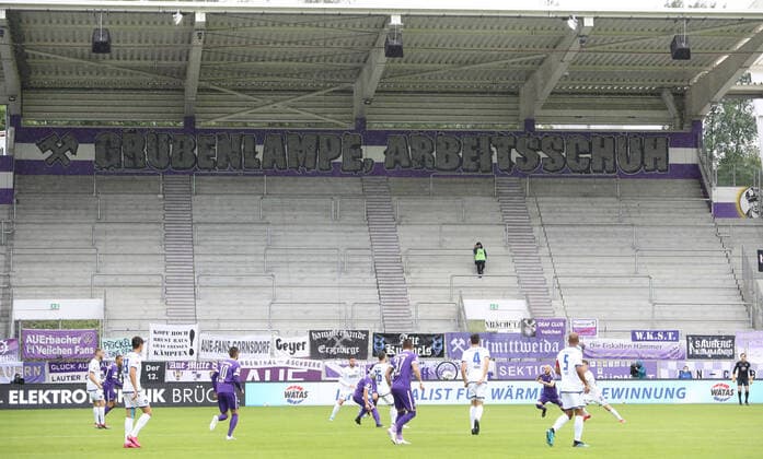 Aue - Karlsruhe 07.06.2020 Aue, 07.06.2020, Erzgebirgsstadion, Fussball, GER, 2.Bundesliga, 30.Spieltag , FC Erzgebirge Aue vs. Karlsruher SC , Im Bild: Spielszene vor leerer Tribüne. Geisterspiel. , Gemäß den Vorgaben der DFL Deutsche Fußball Liga ist es untersagt, in dem Stadion und oder vom Spiel angefertigte Fotoaufnahmen in Form von Sequenzbildern und oder videoähnlichen Fotostrecken zu verwerten bzw. verwerten zu lassen. National and International News Agencies OUT , Foto: PICTURE POINT Sven Sonntag Poolfoto , Aue Sachsen Deutschland *** Aue Karlsruhe 07 06 2020 Aue, 07 06 2020, Erzgebirgsstadion, Soccer, GER, 2 Bundesliga, 30 matchday , FC Erzgebirge Aue vs Karlsruher SC , In the picture game scene in front of empty stands ghost game , According to the rules of the DFL German Soccer League it is prohibited, to exploit or have exploited in the stadium and or from the match photographs in the form of sequence images and or video-like photo series National and International News Agencies OUT , Foto PICTURE POINT Sven Sonntag Poolfoto , Aue Sachsen Germany Poolfoto Sven Sonntag Pool ,EDITORIAL USE ONLY
