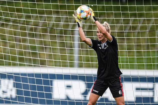 Fussball FLYERALARM Frauen-Bundesliga - 19 20 - SC Freiburg vs. FF USV Jena - 07-06-2020 Merle Frohms (SC Freiburg 1) beim Aufwaermen, beim FLYERALARM Frauen-Bundesliga Fussballspiel zwischen dem SC Freiburg und dem FF USV Jena, am Sonntag, den 07. Juni 2020 im Moeslestadion in Freiburg im Breisgau. Copyright: xBEAUTIFULxSPORTS G.xHubbsx