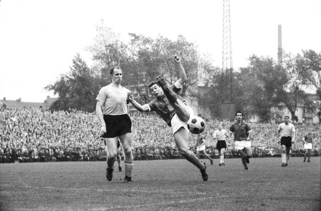 FC Schalke 04 - Borussia Dortmund 2:3 18.09.1965 Artistische Einlage von Manfred Kreuz (S04), Dortmunds Verteidiger Wolfgang Paul (BVB) kann nur erstaunt zuschauen *** FC Schalke 04 Borussia Dortmund 2 3 18 09 1965 Artistic interlude of Manfred Kreuz S04 , Dortmunds defender Wolfgang Paul BVB can only watch in amazement HM