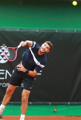 Tobias Simon beim Aufschlag Tennis München Großhesselohe Tannenhof Resort German Men’s Series 09.06.2020
