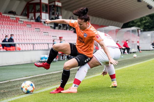 FLYERALARM Frauen Fussball Bundesliga; 1. FC Koeln - FF USV Jena; 10.06.2020 Lisa Seiler ( 17, FF USV Jena), Peggy Nietgen ( 21, 1. FC Koeln) FLYERALARM Frauen Fussball Bundesliga, 1. FC Koeln - FF USV Jena, Koeln, Franz-Kremer-Stadion DFL REGULATIONS PROHIBIT ANY USE OF PHOTOGRAPHS AS IMAGE SEQUENCES AND OR QUASI-VIDEO. Copyright: xBEAUTIFULxSPORTS Wunderlx