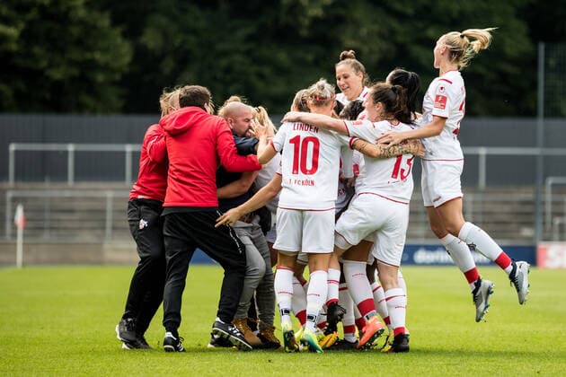 FLYERALARM Frauen Fussball Bundesliga; 1. FC Koeln - FF USV Jena; 10.06.2020 Rachel Rinast ( 31, 1. FC Koeln) trifft zum 1:0 - Jubel beim FC Koeln FLYERALARM Frauen Fussball Bundesliga, 1. FC Koeln - FF USV Jena, Koeln, Franz-Kremer-Stadion DFL REGULATIONS PROHIBIT ANY USE OF PHOTOGRAPHS AS IMAGE SEQUENCES AND OR QUASI-VIDEO. Copyright: xBEAUTIFULxSPORTS Wunderlx