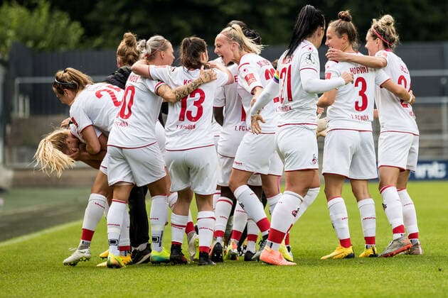 FLYERALARM Frauen Fussball Bundesliga; 1. FC Koeln - FF USV Jena; 10.06.2020 Rachel Rinast ( 31, 1. FC Koeln) trifft zum 1:0 - Jubel beim FC Koeln FLYERALARM Frauen Fussball Bundesliga, 1. FC Koeln - FF USV Jena, Koeln, Franz-Kremer-Stadion DFL REGULATIONS PROHIBIT ANY USE OF PHOTOGRAPHS AS IMAGE SEQUENCES AND OR QUASI-VIDEO. Copyright: xBEAUTIFULxSPORTS Wunderlx