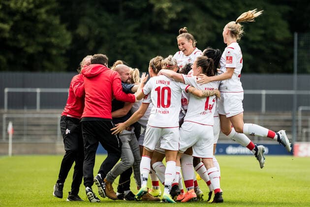 Sport Themen der Woche KW24 Sport Bilder des Tages FLYERALARM Frauen Fussball Bundesliga; 1. FC Koeln - FF USV Jena; 10.06.2020 Rachel Rinast ( 31, 1. FC Koeln) trifft zum 1:0 - Jubel beim FC Koeln FLYERALARM Frauen Fussball Bundesliga, 1. FC Koeln - FF USV Jena, Koeln, Franz-Kremer-Stadion DFL REGULATIONS PROHIBIT ANY USE OF PHOTOGRAPHS AS IMAGE SEQUENCES AND OR QUASI-VIDEO. Copyright: xBEAUTIFULxSPORTS Wunderlx
