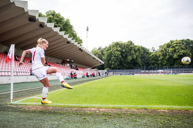 Sport Bilder des Tages FLYERALARM Frauen Fussball Bundesliga; 1. FC Koeln - FF USV Jena; 10.06.2020 Rachel Rinast ( 31, 1. FC Koeln) schiesst den Eckball zum 1:0 FLYERALARM Frauen Fussball Bundesliga, 1. FC Koeln - FF USV Jena, Koeln, Franz-Kremer-Stadion DFL REGULATIONS PROHIBIT ANY USE OF PHOTOGRAPHS AS IMAGE SEQUENCES AND OR QUASI-VIDEO. Copyright: xBEAUTIFULxSPORTS Wunderlx
