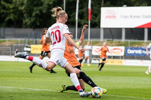 FLYERALARM Frauen Fussball Bundesliga; 1. FC Koeln - FF USV Jena; 10.06.2020 Meike Messmer ( 20, 1. FC Koeln), Julia Arnold ( 13, FF USV Jena) FLYERALARM Frauen Fussball Bundesliga, 1. FC Koeln - FF USV Jena, Koeln, Franz-Kremer-Stadion DFL REGULATIONS PROHIBIT ANY USE OF PHOTOGRAPHS AS IMAGE SEQUENCES AND OR QUASI-VIDEO. Copyright: xBEAUTIFULxSPORTS Wunderlx