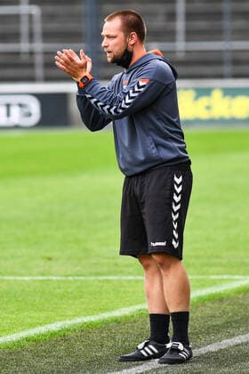 Thilo Osterbrink (Co-Trainer USV Jena) gibt Anweisungen, gestikuliert, mit den Armen gestikulieren, gives instructions, gesticulate, 10.06.2020, Köln (Deutschland), Fussball, Flyeralarm Frauen-Bundesliga, 1. FC Köln - FF USV Jena, DFB DFL REGULATIONS PROHIBIT ANY USE OF PHOTOGRAPHS AS IMAGE SEQUENCES AND OR QUASI-VIDEO.