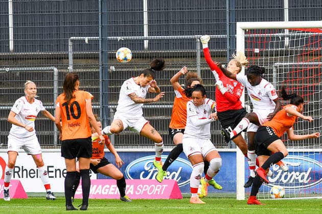Inga Schuldt (Torwart, Jena, 31) mit Fausabwehr, pariert den Ball, Parade, Glanzparade, hält den Ball, Action, Aktion, 10.06.2020, Köln (Deutschland), Fussball, Flyeralarm Frauen-Bundesliga, 1. FC Köln - FF USV Jena, DFB DFL REGULATIONS PROHIBIT ANY USE OF PHOTOGRAPHS AS IMAGE SEQUENCES AND OR QUASI-VIDEO.