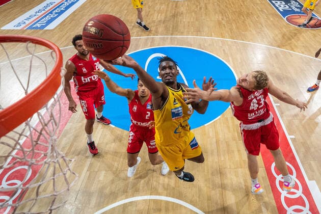 Bilder des Jahres 2020, Sport 06 Juni Sport Themen der Woche KW24 Sport Bilder des Tages Basketball easyCredit BBL Final-Turnier Basketball MÂ¸nchen 11.06.2020 Saison 2019 2020 easyCredit BBL Final-Turnier 2020 Vorrunde Gruppe B Spieltag 3 MHP RIESEN Ludwigsburg - Brose Bamberg Jaleen Smith (Ludwigsburg, No.03) Christian Sengfelder (Bamberg, No.43) Nelson Weidemann (Bamberg, No.02) MÂ¸nchen Audi-Dome Deutschland *** Basketball easyCredit BBL Final Tournament Basketball MÂ¸nchen 11 06 2020 Season 2019 2020 easyCredit BBL Final Tournament 2020 Preliminary Round Group B Matchday 3 MHP GIANTS Ludwigsburg Brose Bamberg Jaleen Smith Ludwigsburg, No 03 Christian Sengfelder Bamberg, No 43 Nelson Weidemann Bamberg, No 02 MÂ¸nchen Audi Dome Germany