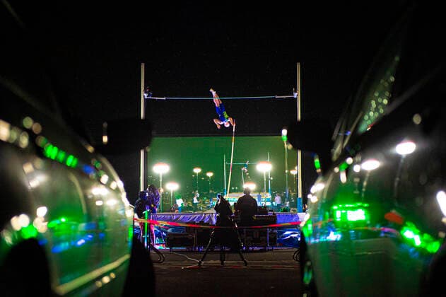 Bilder des Jahres 2020, Sport 06 Juni Sport Themen der Woche KW24 Sport Bilder des Tages Leichtathletik, Stabhochsprung, Autokino Düsseldorf. Mit der PSD Bank Flight Night Düsseldorf findet am 12.06.2020 im Autokino Düsseldorf das erste professionelle Zuschauer-Event Deutschlands im seit dem Ausbruch der Corona-Pandemie statt. Menno Vloon beim Sprung, zwischen zwei Autos, *** Athletics, pole vault, drive-in cinema Düsseldorf With the PSD Bank Flight Night Düsseldorf, Germanys first professional spectator event in sport since the outbreak of the Corona pandemic, Menno Vloon at the jump, between two cars, will take place at the drive-in cinema Düsseldorf on 12 06 2020, Copyright: xChristopherxNeundorf Kirchner-Mediax